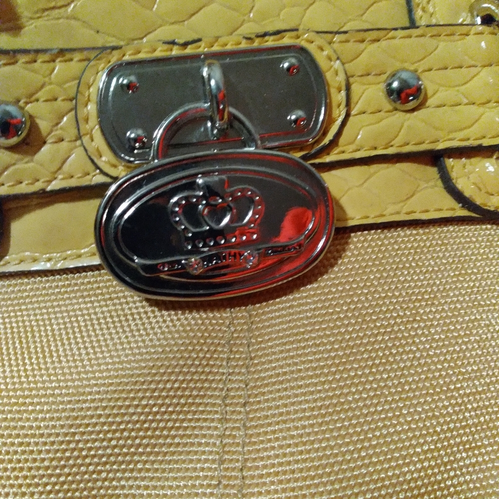 Cartera Amarillo kathy.